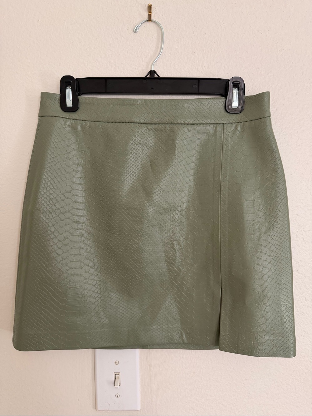 Aritzia Olive Faux Snakeskin Mini Skirt, Size 8